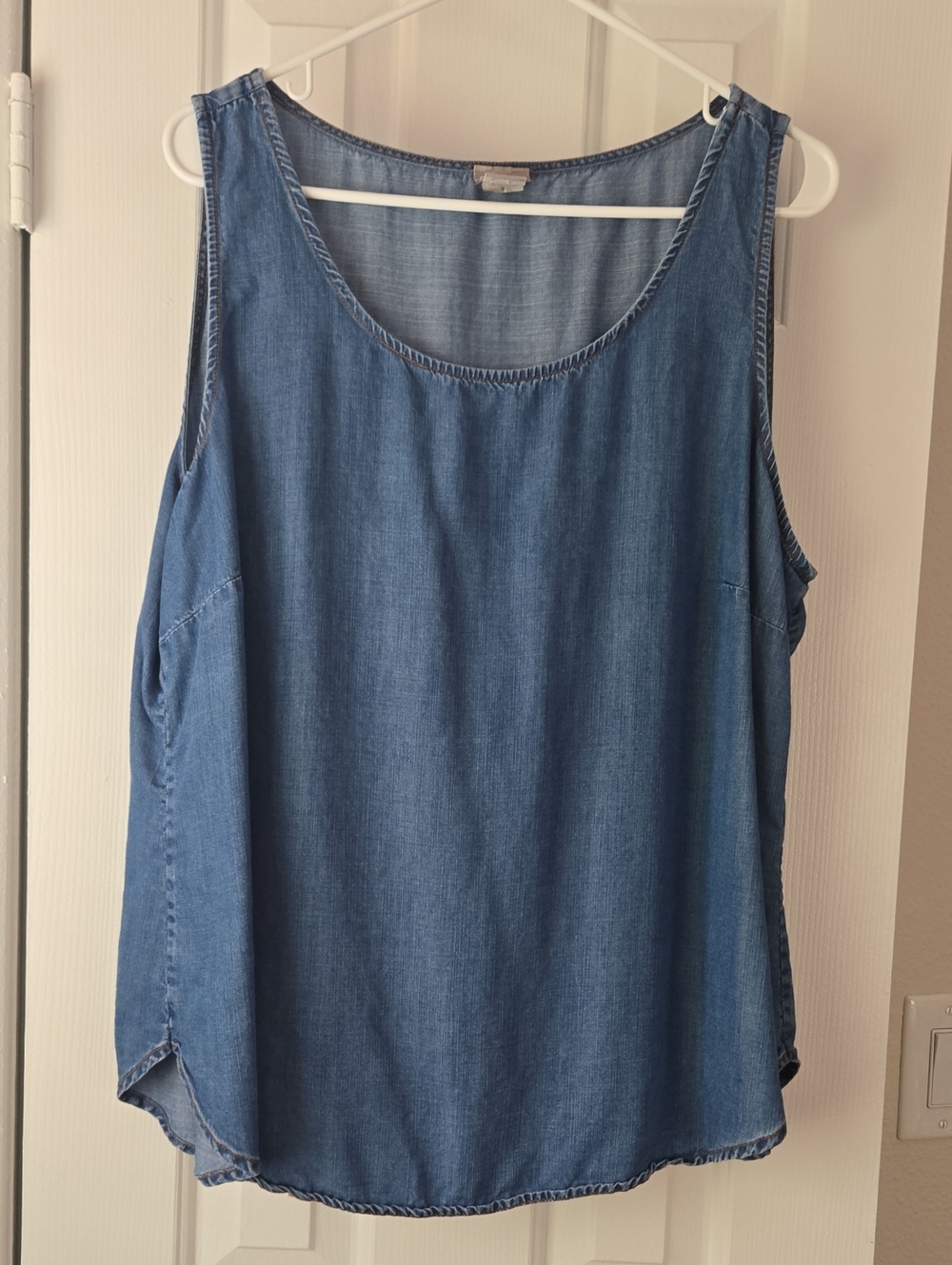 Chico's Blue Sleeveless Chambray Tank Top